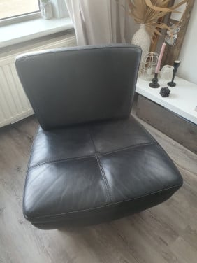 Zwart leren stoeltje