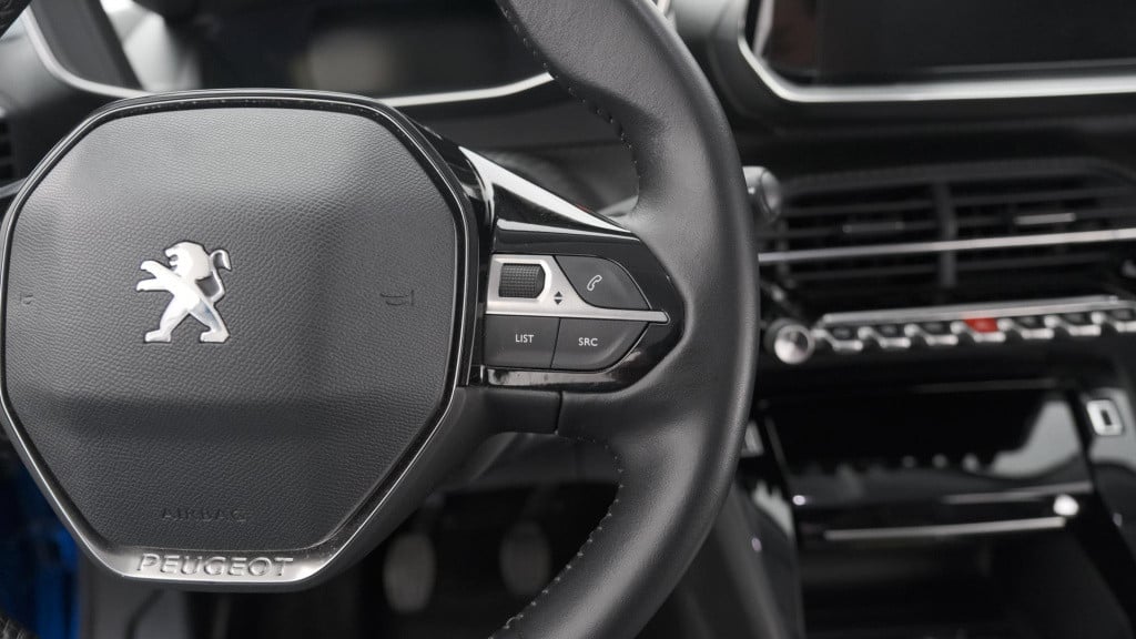 Peugeot 2008 puretech 130 allure | trekhaak | camera | apple carplay | stoe