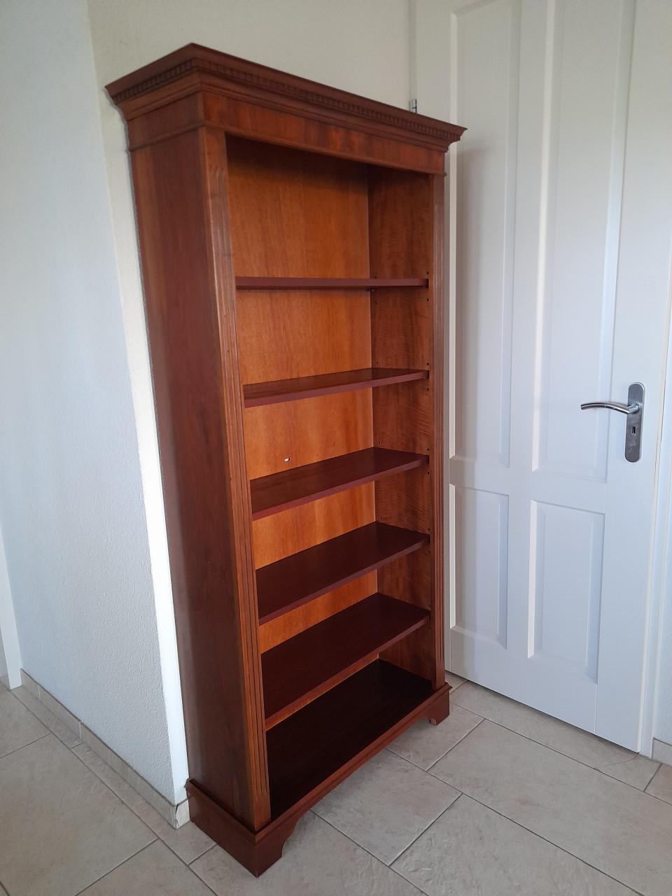 Boekenkast 184H x 32 x 91,5 ( in goede nette staat )