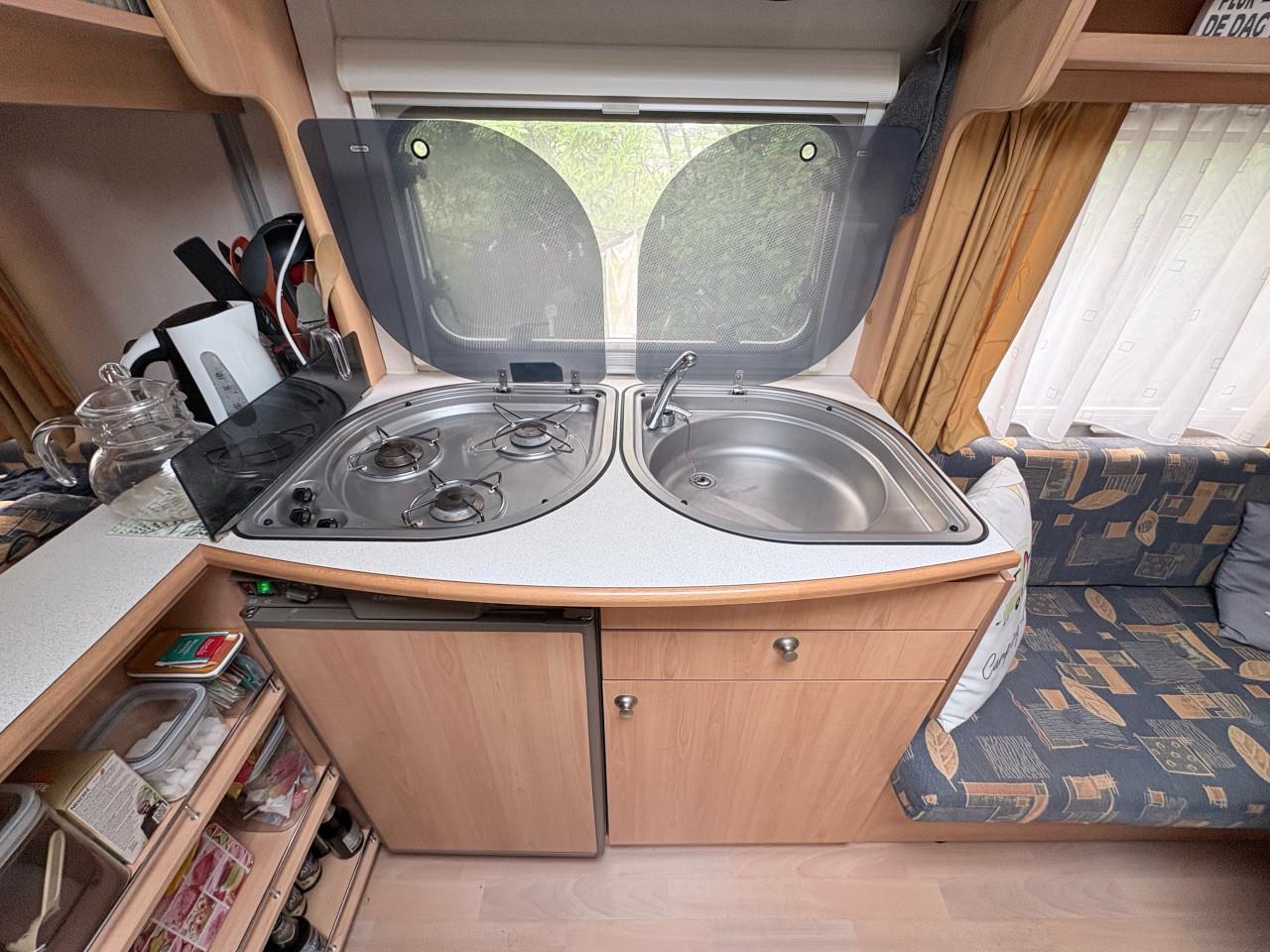 Home-car Racer 45 Spirit. 4 pers caravan met voortent&luifel