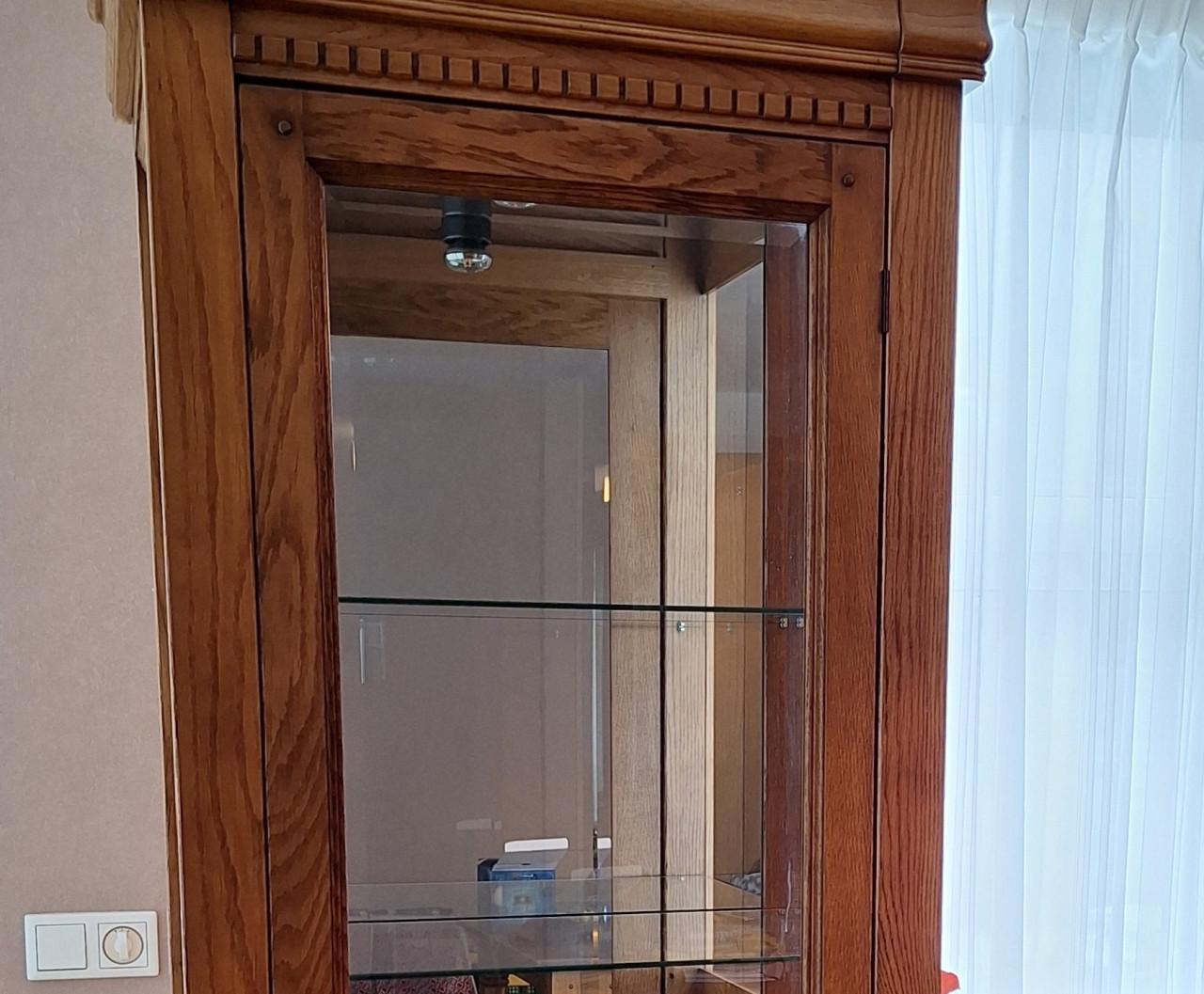 Set woonkamermeubelen  kast, tafelen stoelen eettafel en vitrine kast