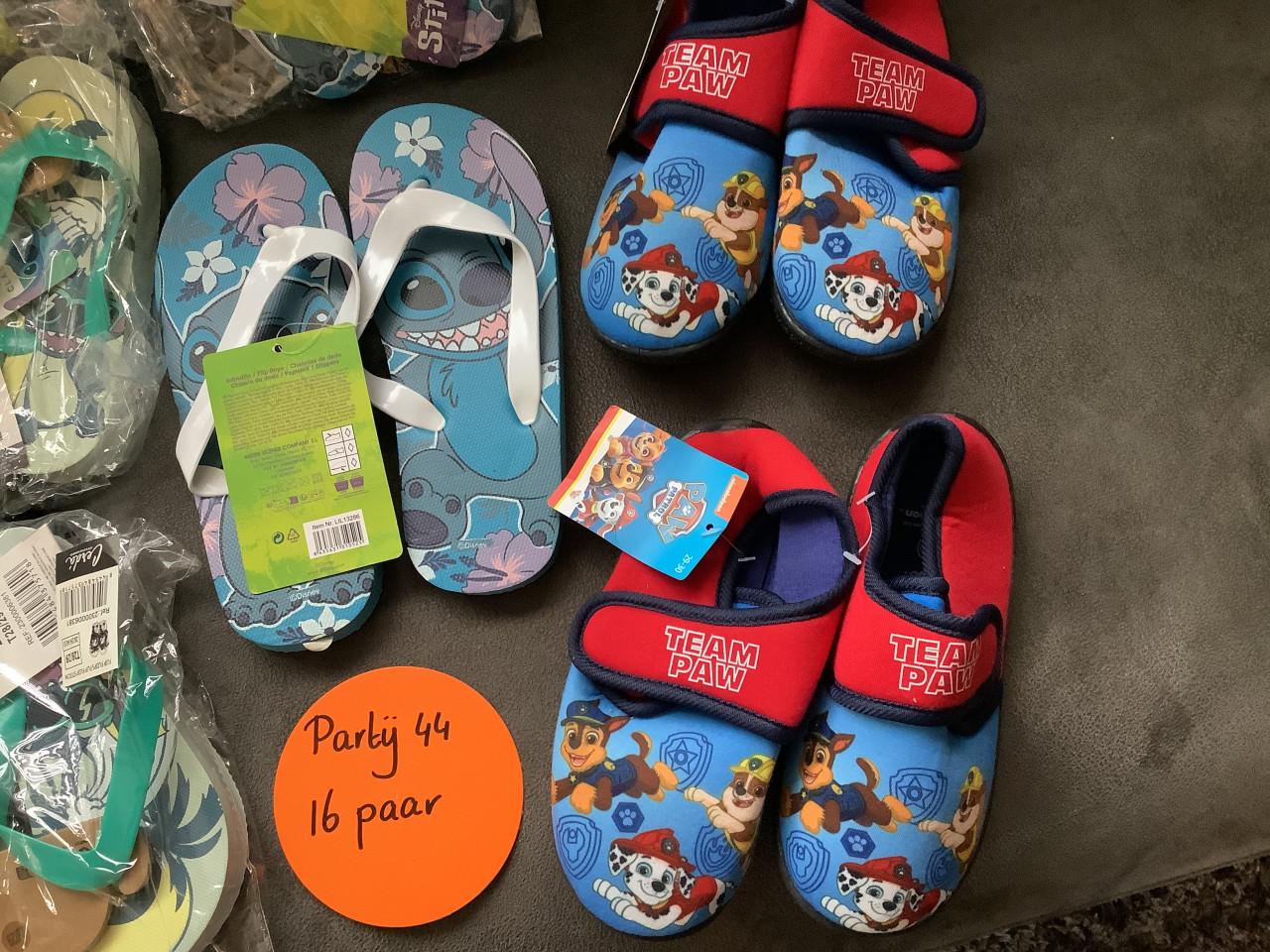 Partij Disney Stitch slippers, en Paw Patrol slofjes.  ( partij 44)
