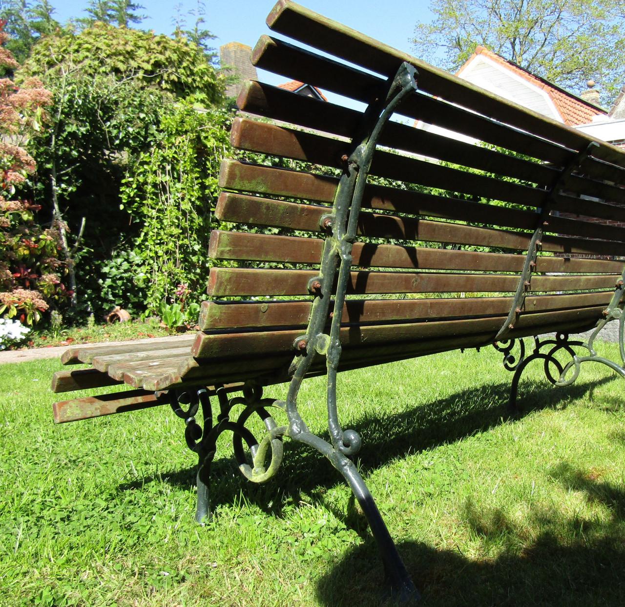 Oude tuinbank gietijzeren onderstel.