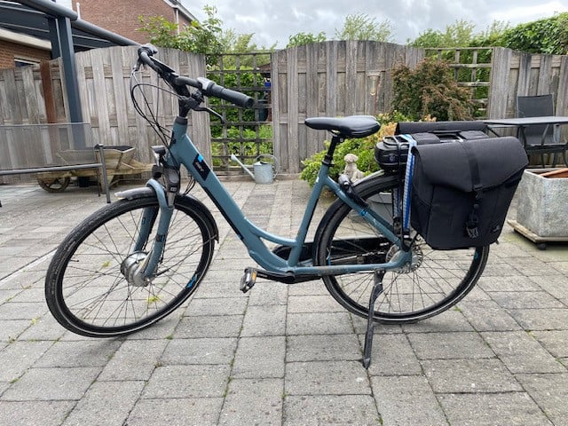 Giant Chill.    Giant Ease E+1 elektrische fiets.  Giant Daily Tour.
