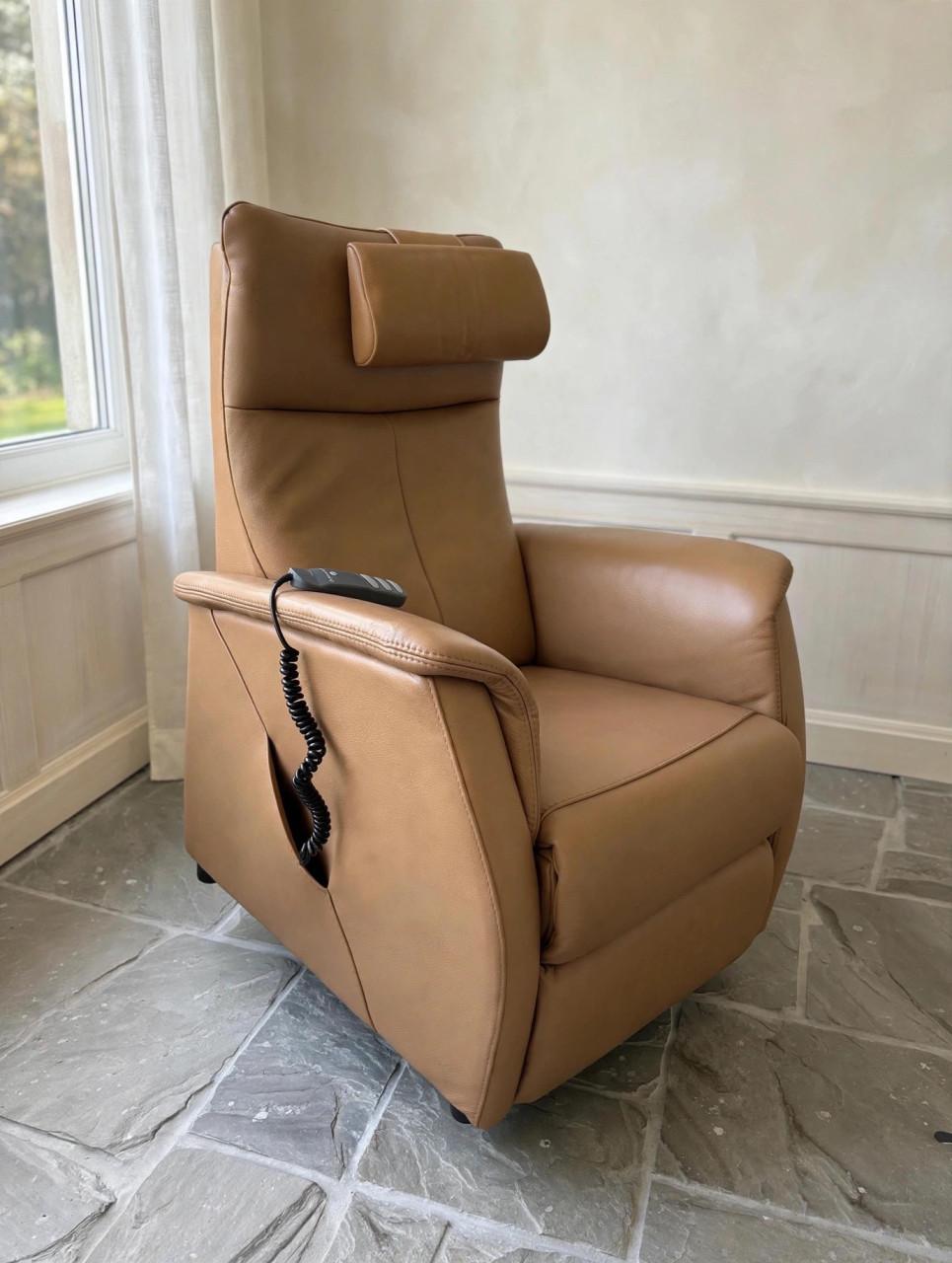 Prominent sta op en relax fauteuil, elektrisch bedienbaar