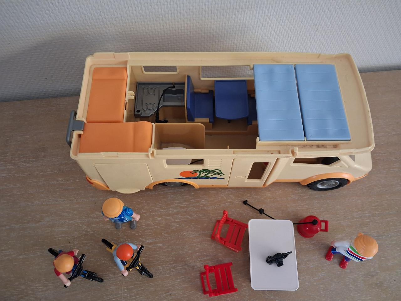 Playmobil camper met inrichting binnen en buitensetnr 3647