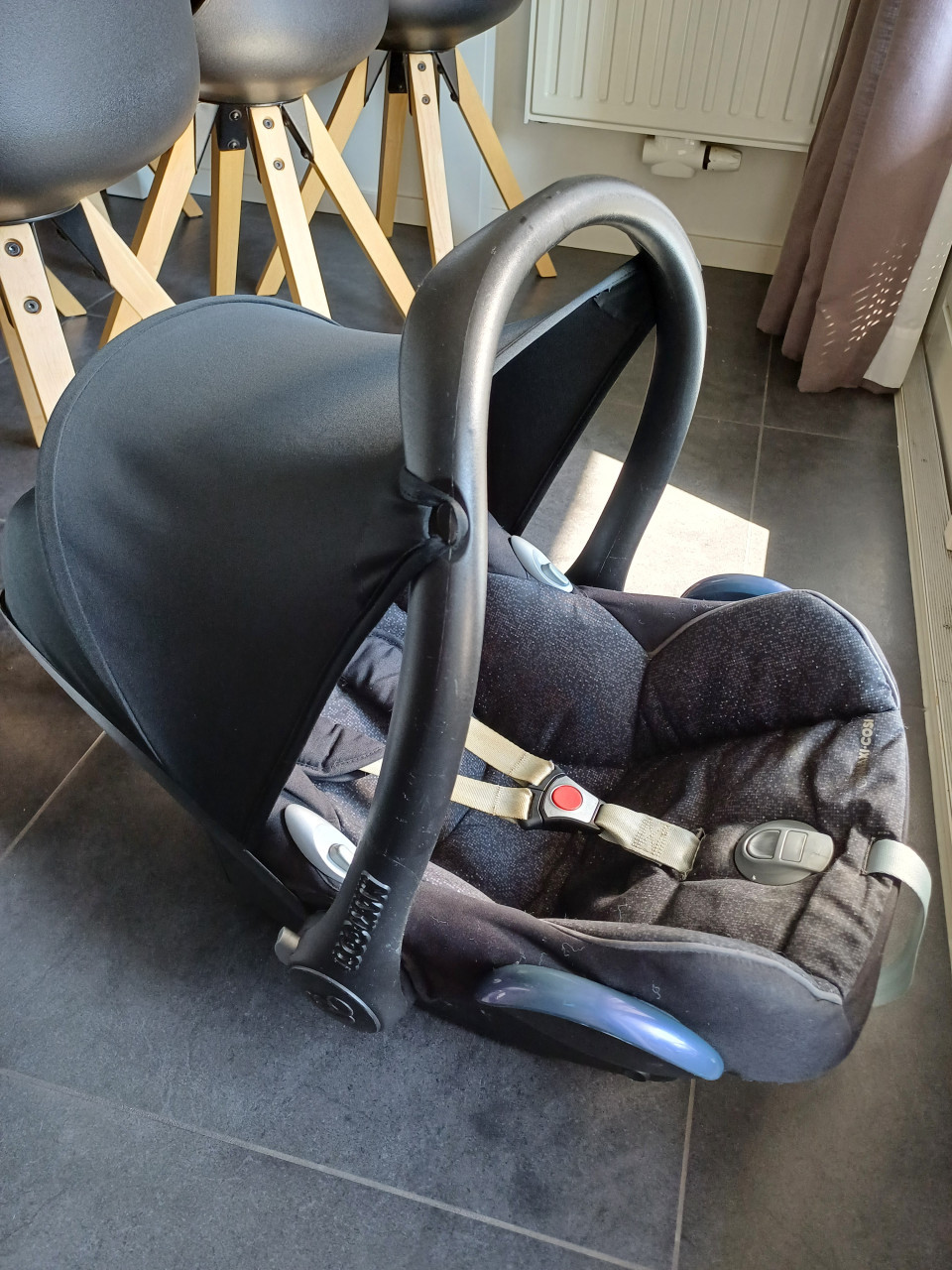 Maxi-Cosi Cabriofix incl. babyverkleiner en 2 voetenzakken
