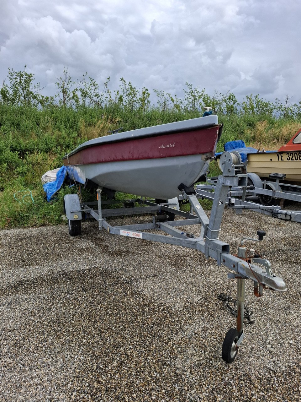 Polyester visbootje met trailer en 6pk suzuki