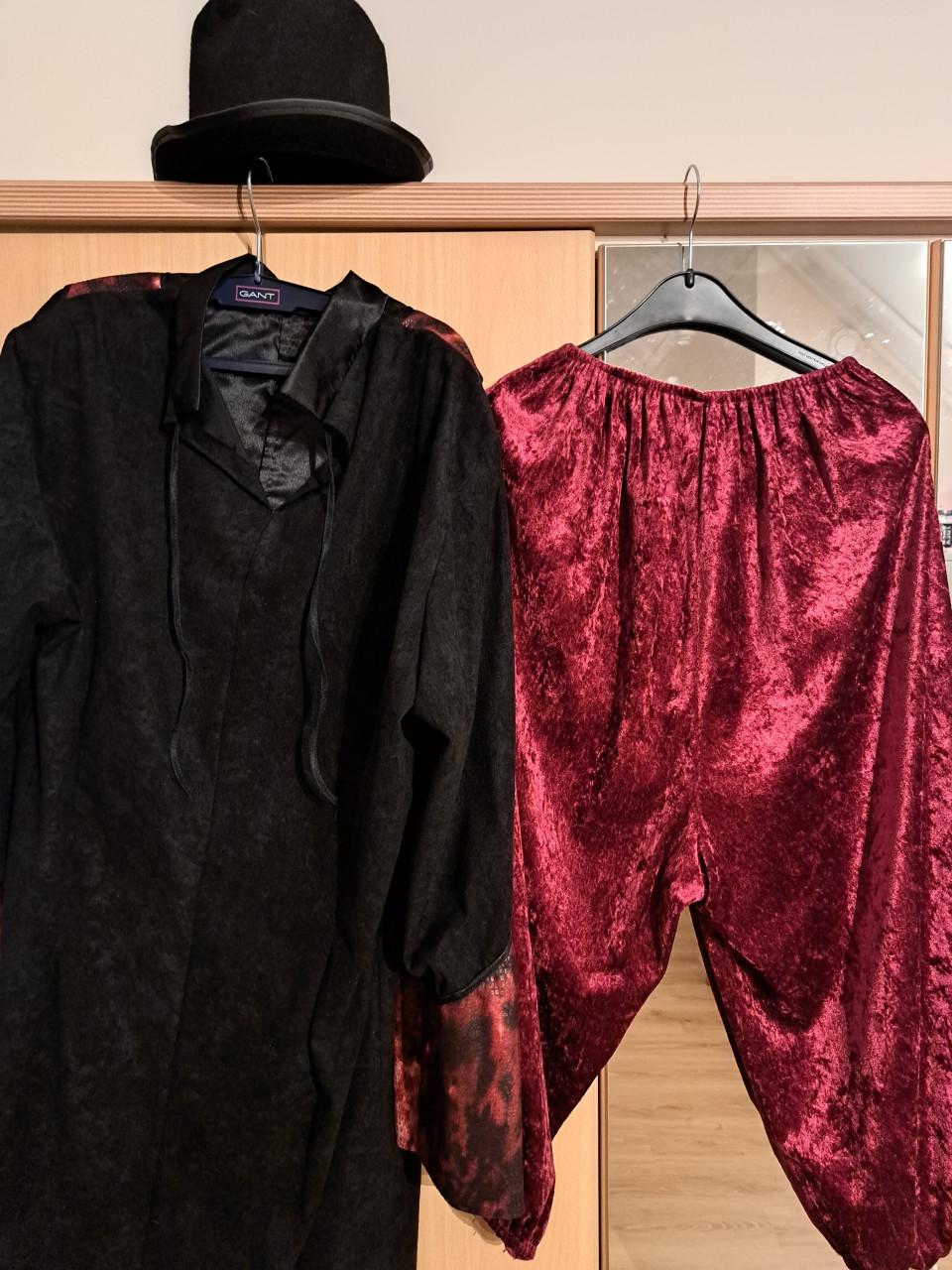 Carnavalspak piratenpak met pofbroek en bolhoed.