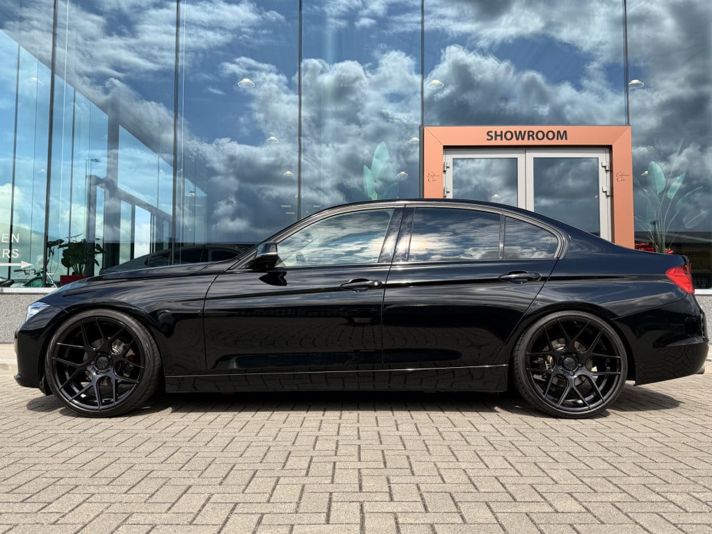 BMW 3-serie 320i high executive | navi | leder | 260pk | elect trekhaak |