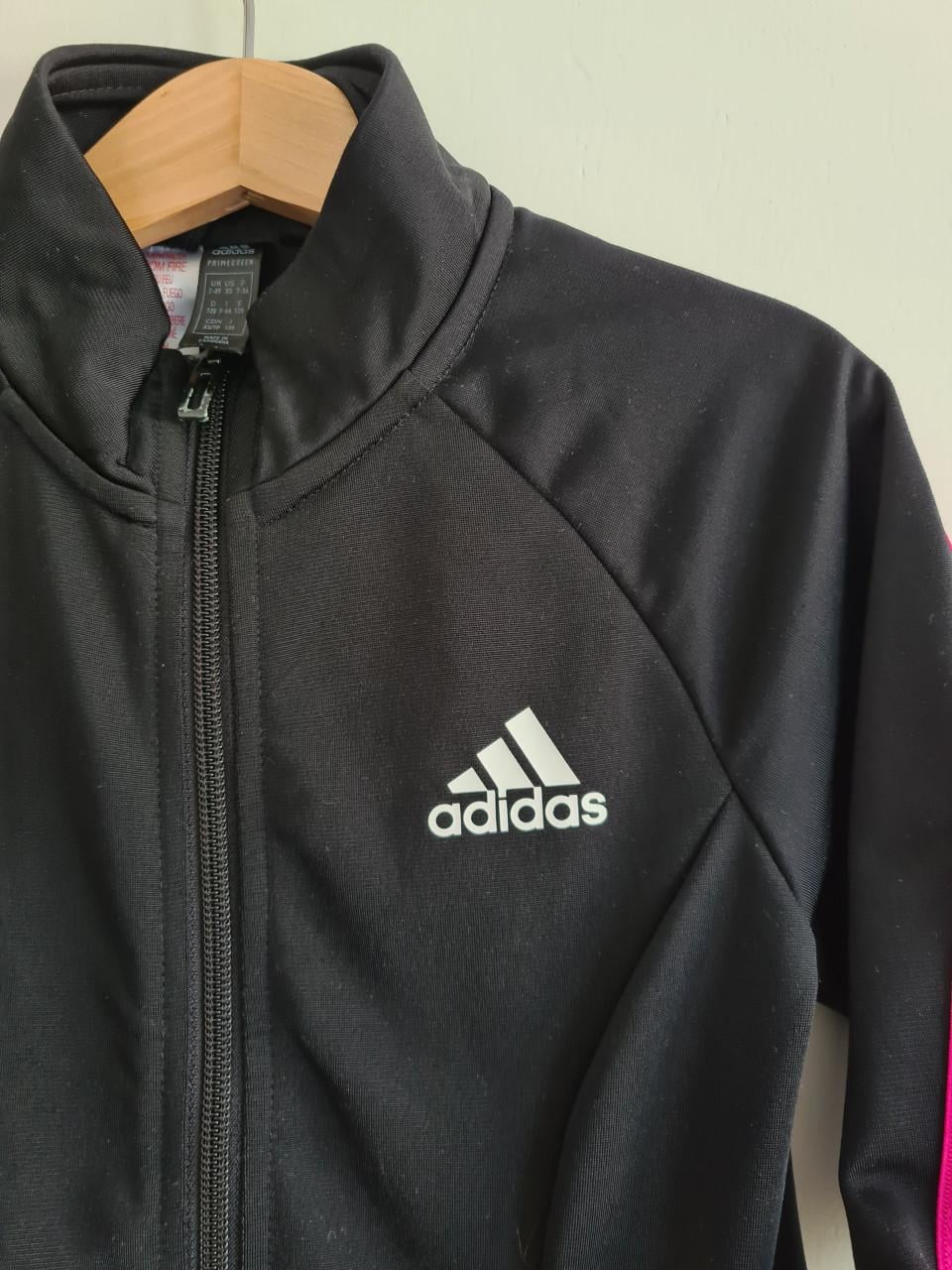 Adidas trainingspak jasje + broek zwart met roze Mt 128