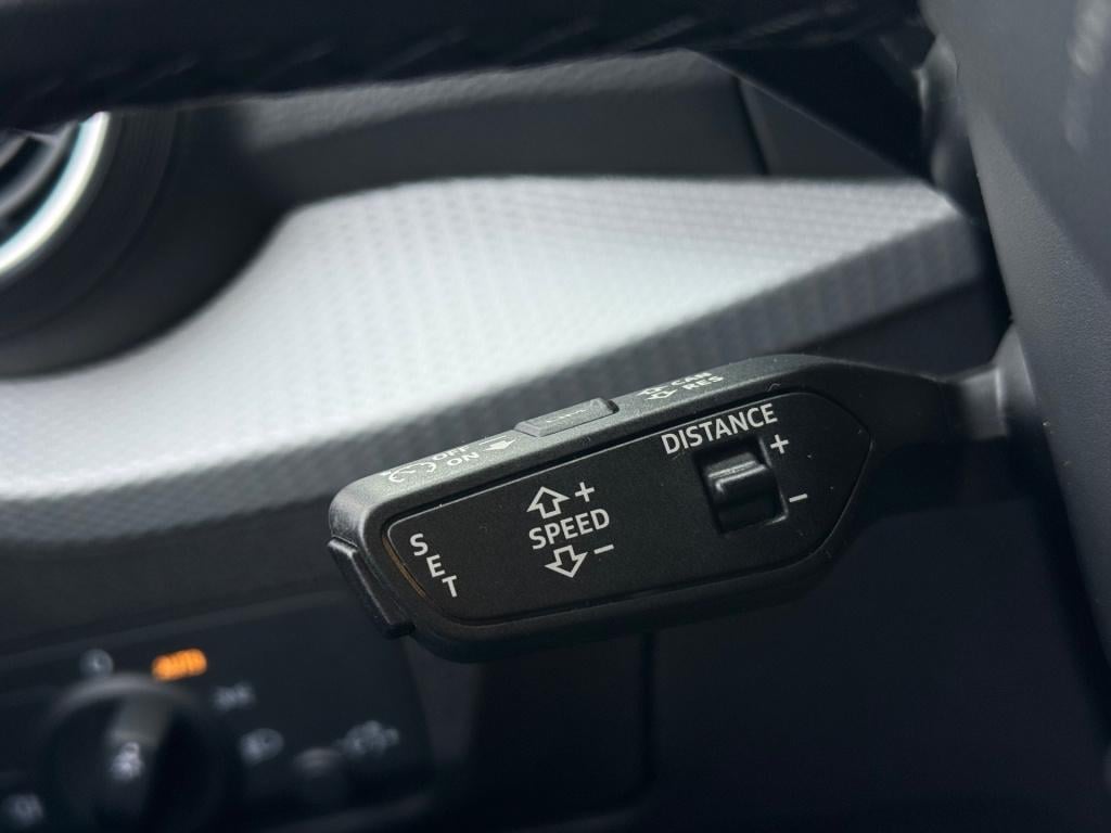 Audi Q2 1.5 tfsi *s edition . virtual * camera * black pack