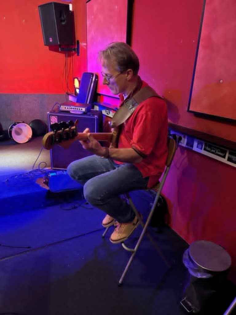 We zijn nog op zoek naar try out voor onze band jaren 70 muziek