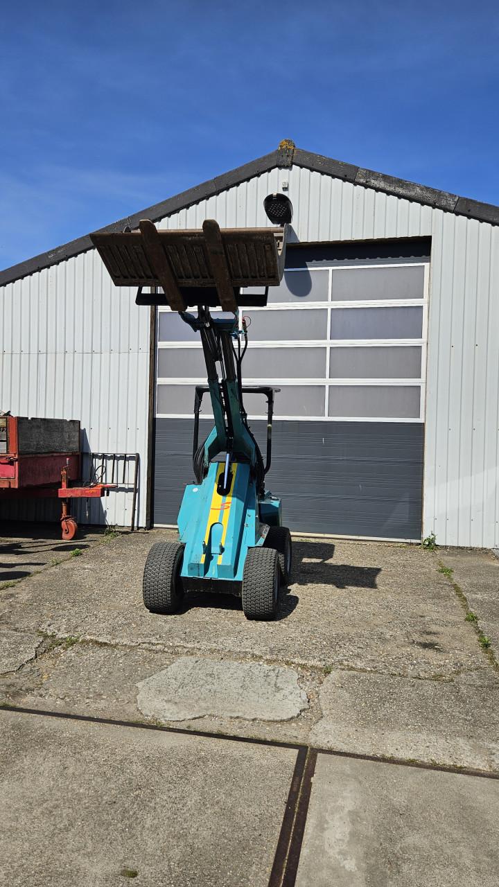 Avant Vano 420D shovel