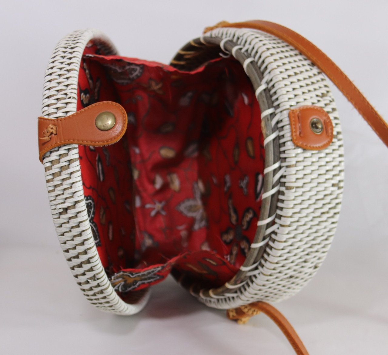 Ronde witte tas met leren riem