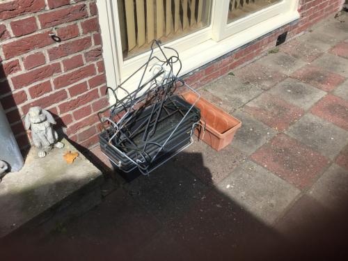 4 Bloembakken hang  zwart .     2 bruine plastic bakken