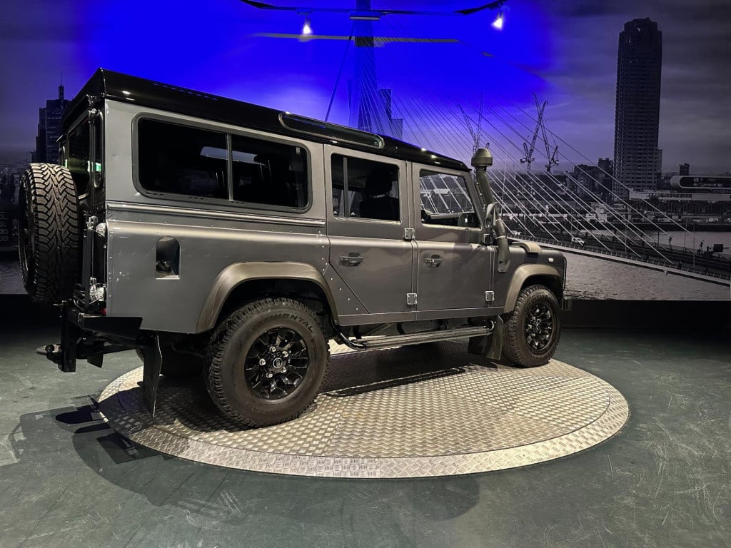 Land Rover Defender 2.4 td 110" x-tech dc *grijs kenteken 7 persoons*