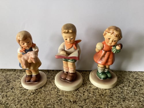 Verschillende Hummeltjes. (Goebel).  Nrs.: 2103/A. 2087/B en 2052.