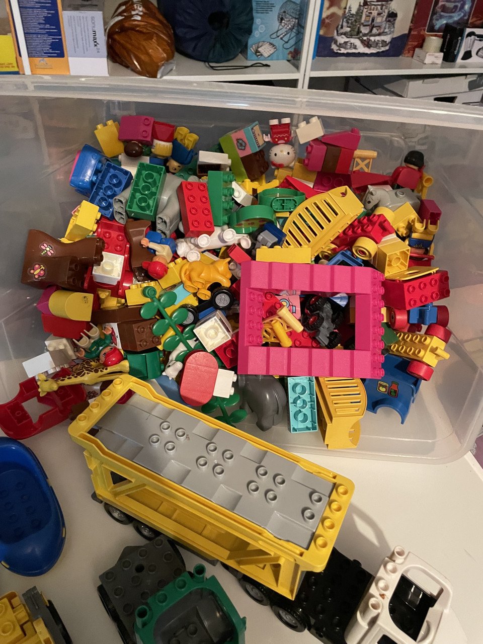 Te koop bak vol met Duplo