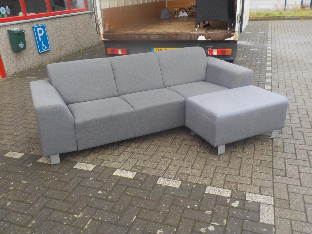 Grote stoffen bank ( breed 240 cm ) + hokker 60 x 90 cm in goede staat
