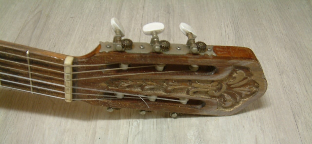 Gitaar heldere klank  cederhout boven blad