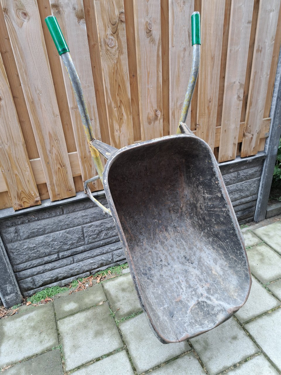 In goede staat zijnde kruiwagen.