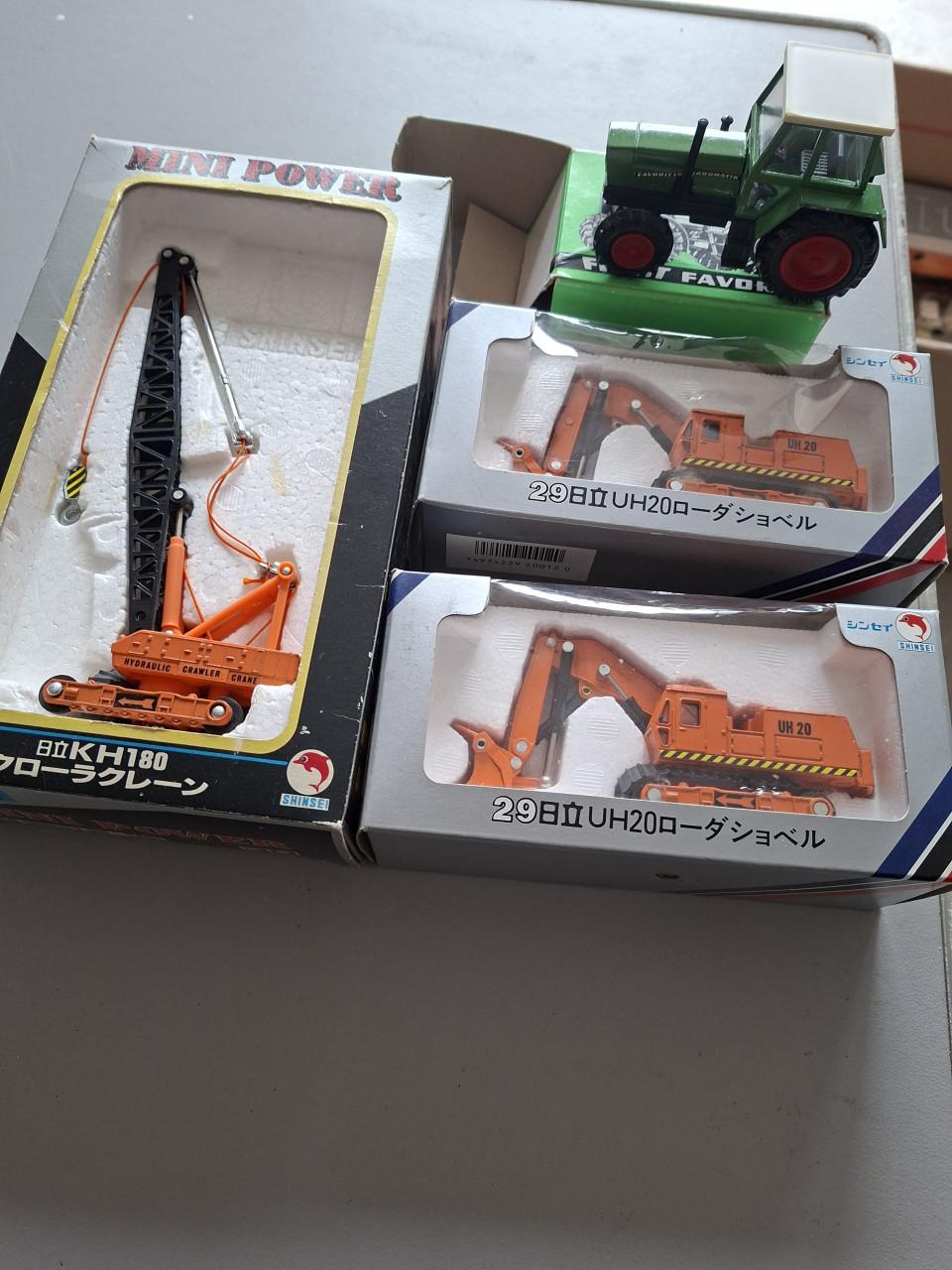 Miniatuur kraan, hijs en kleine vrachtauto's