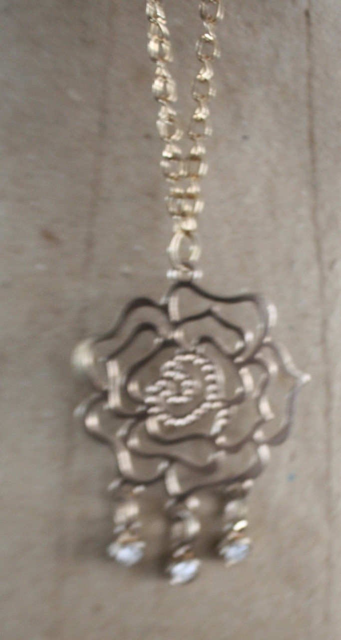 Goudkleurige ketting met rozne hanger met kraaltjes