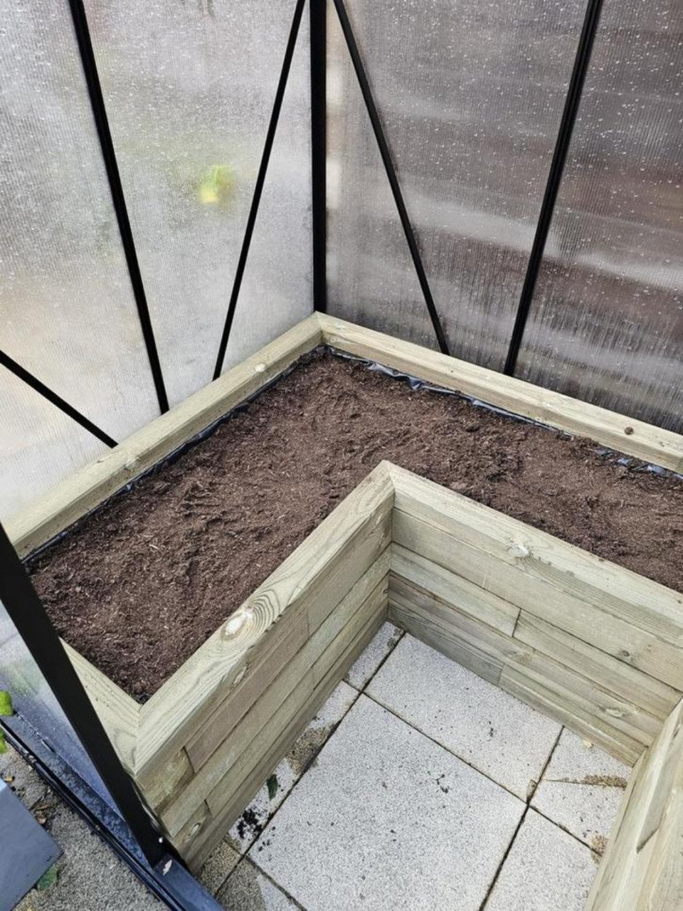 Tuinkas Vitavia comet 2500 en plantenbak van Woodblocx