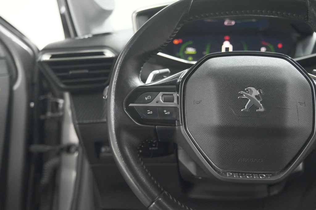 Peugeot 208 puretech 100 eat8 allure | camera | apple carplay | navigatie |