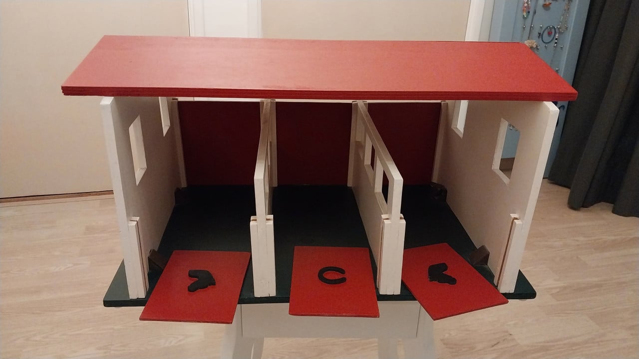 Houten speelgoed (paardenstal)