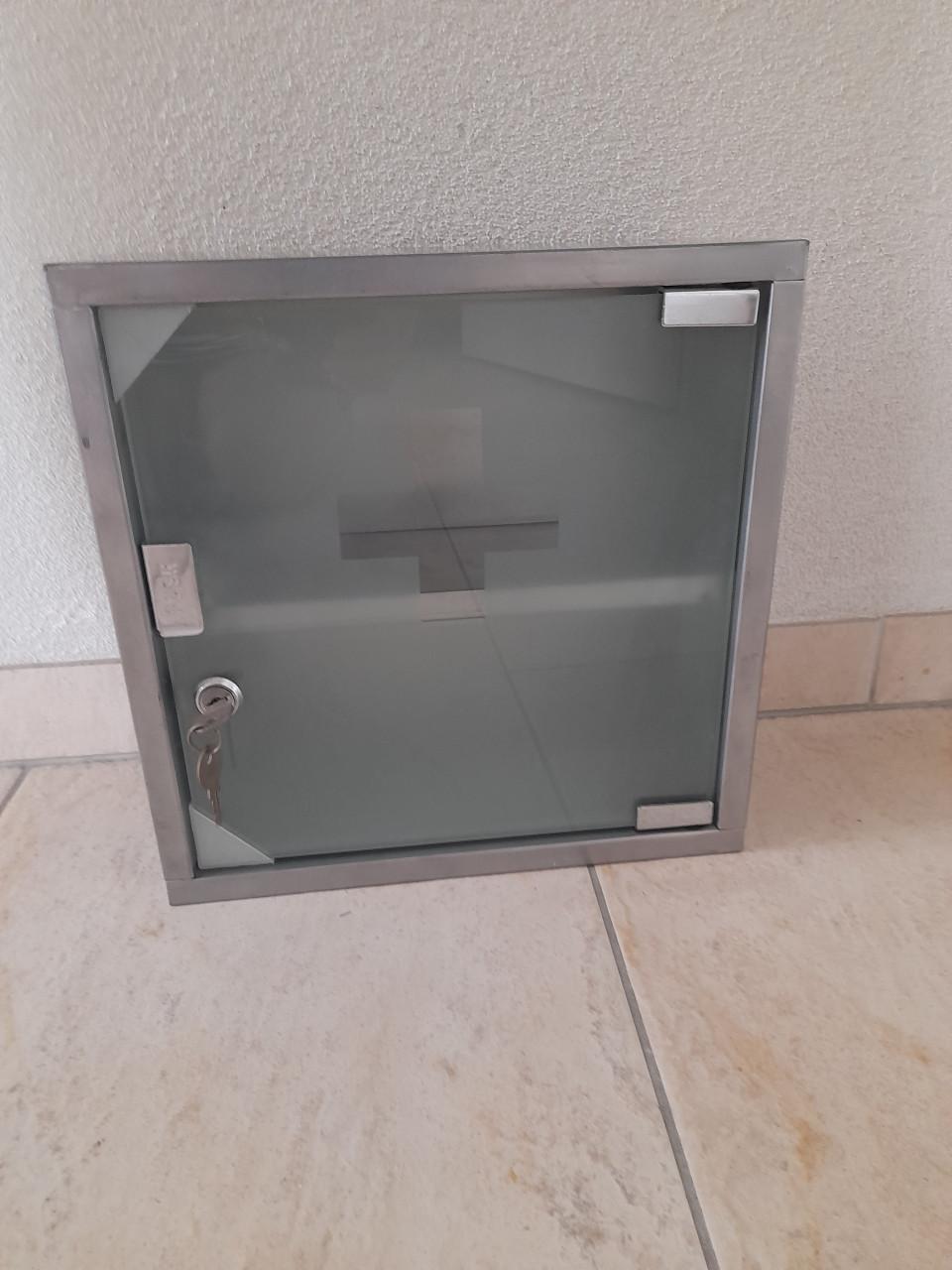 Medicijnkastje  30 x 30 x 12 cm (in goede staat )