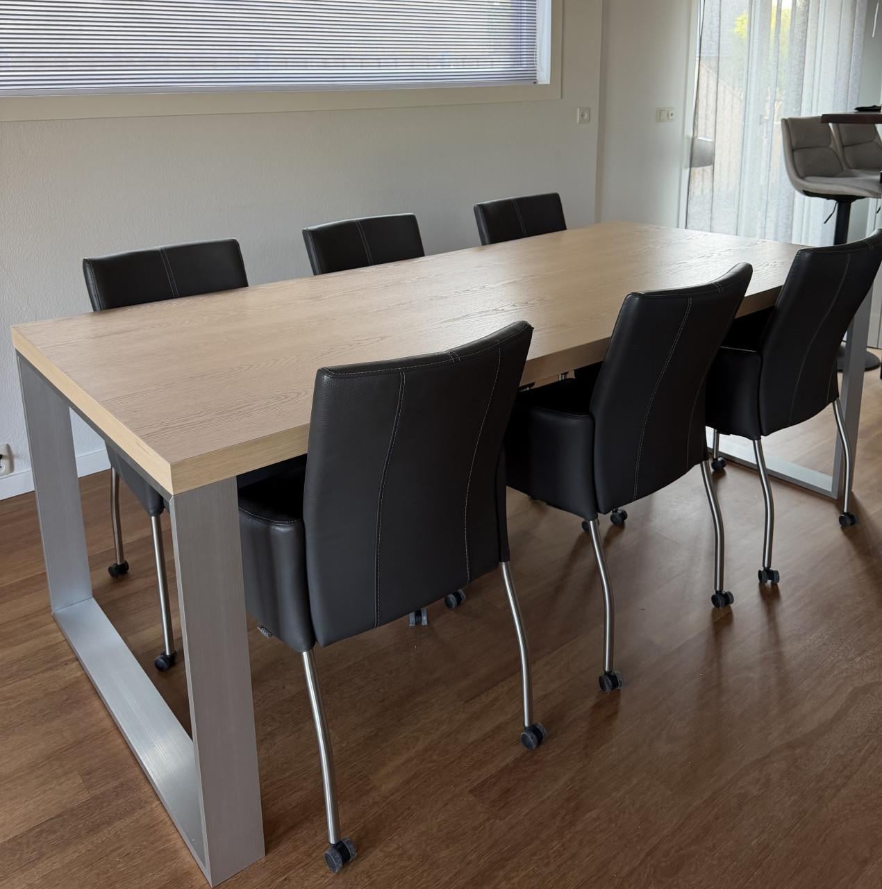 Massief houten eettafel 220x100 + 6 XOOON stoelen