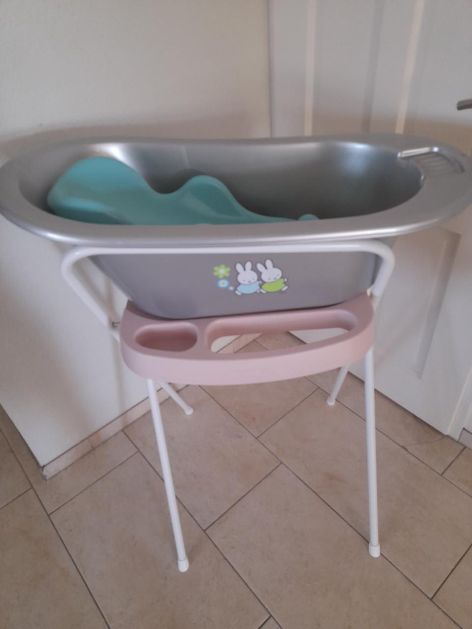 Bad +standaard + inzet + tummietub  (in goede nette staat )