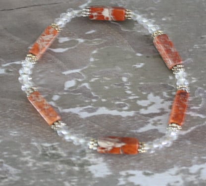 Rekbare armband met  bruine stenen en transparante kralen