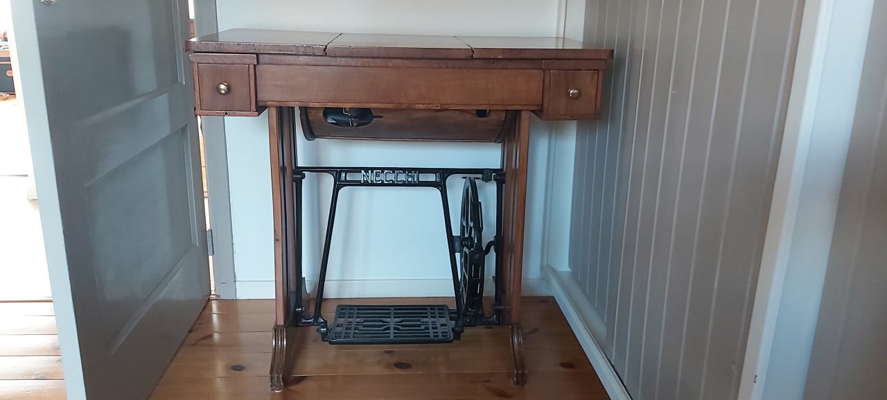 Antieke naaimachine NECCHI