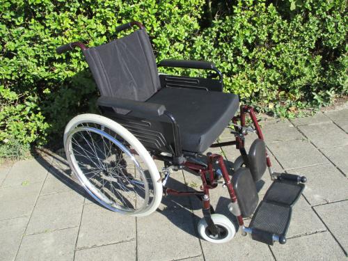 Te koop rolstoel met voet EN beensteunen
