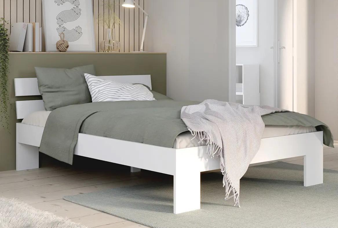 Bed 120 met bodem en comfortabele matras. Ook 140 x 200 cm