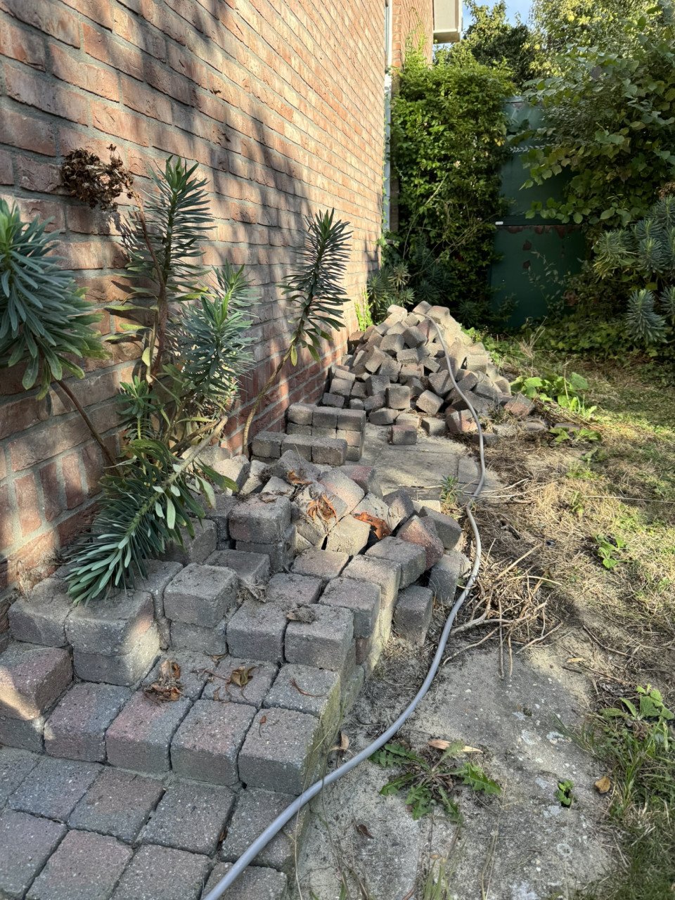 Gratis: grijs/rode klinkers 10 x 10 x 6 cm