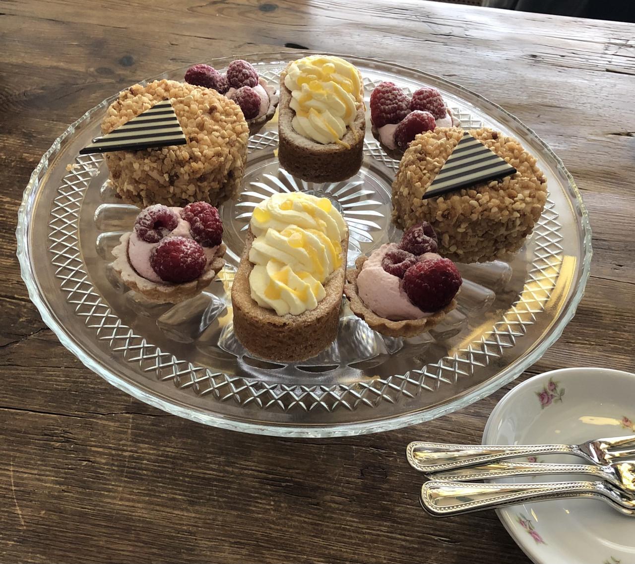 Mooie brocante taartplateau van geperst glas