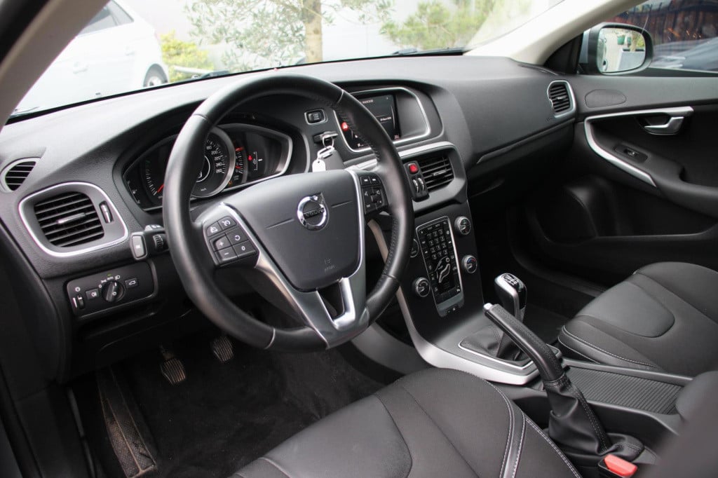Volvo V40 2.0 t2 momentum polar+ navi - led - half leder - 1e eigenaar - lm
