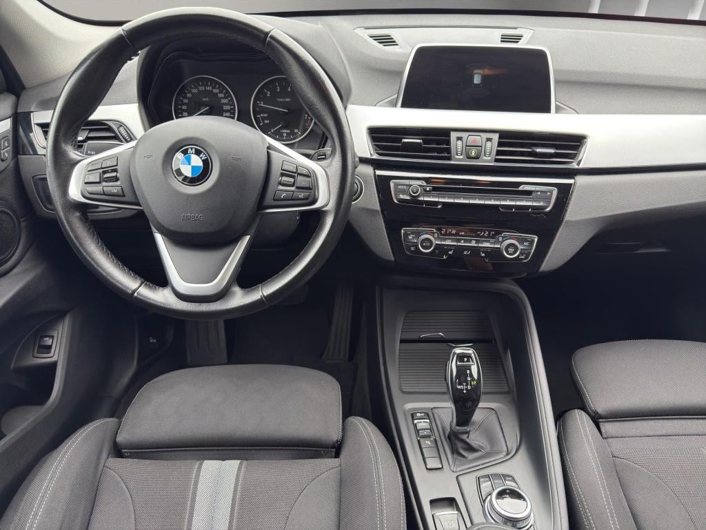 BMW X1 sdrive18i executive | verwarmde sportstoelen | camera | led | trekha