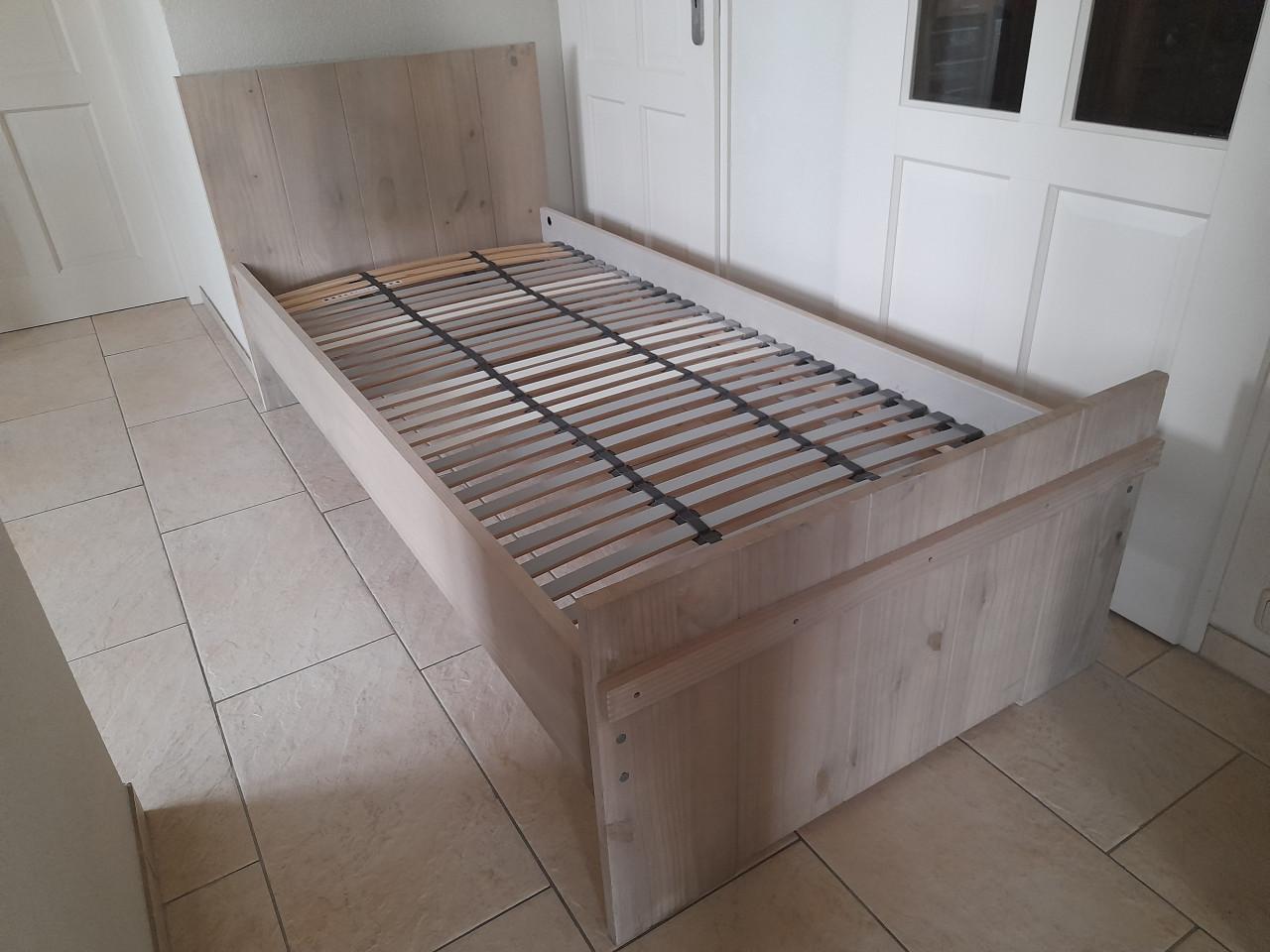 Massief houten 1 persoons bed 90 x 200 (in goede staat )