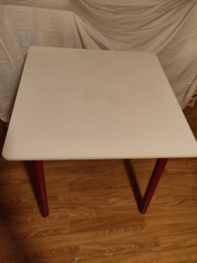 Stevige witte tafel met rode poten