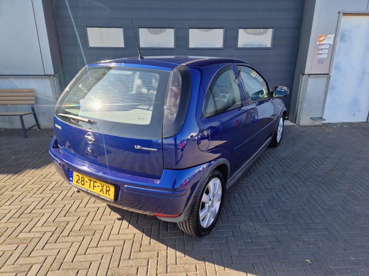 TE KOOP OPEL CORSA 1.2 16V MET AIRCO VOL JAAR APK BIJ AFLEVERING