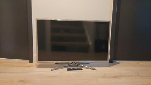 Samsung Full HD LED Smart TV + Wandbeugel
