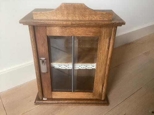 Klein, mooi wandkastje met geslepen glas.