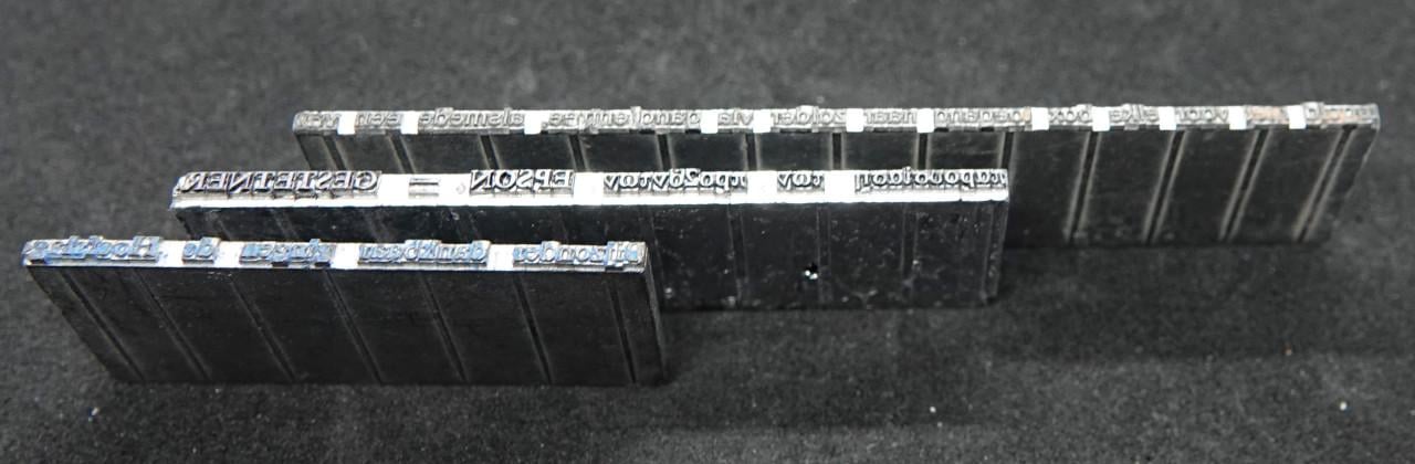 Curiosa metalen zetblokken uit drukkerij met div. teksten