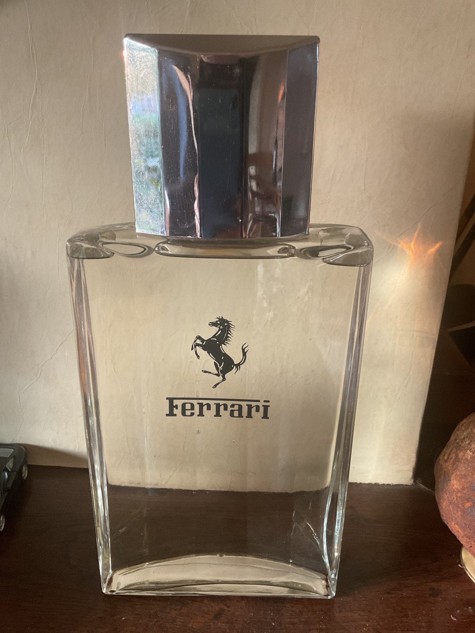 Grote Ferrari fles ( parfumerie )