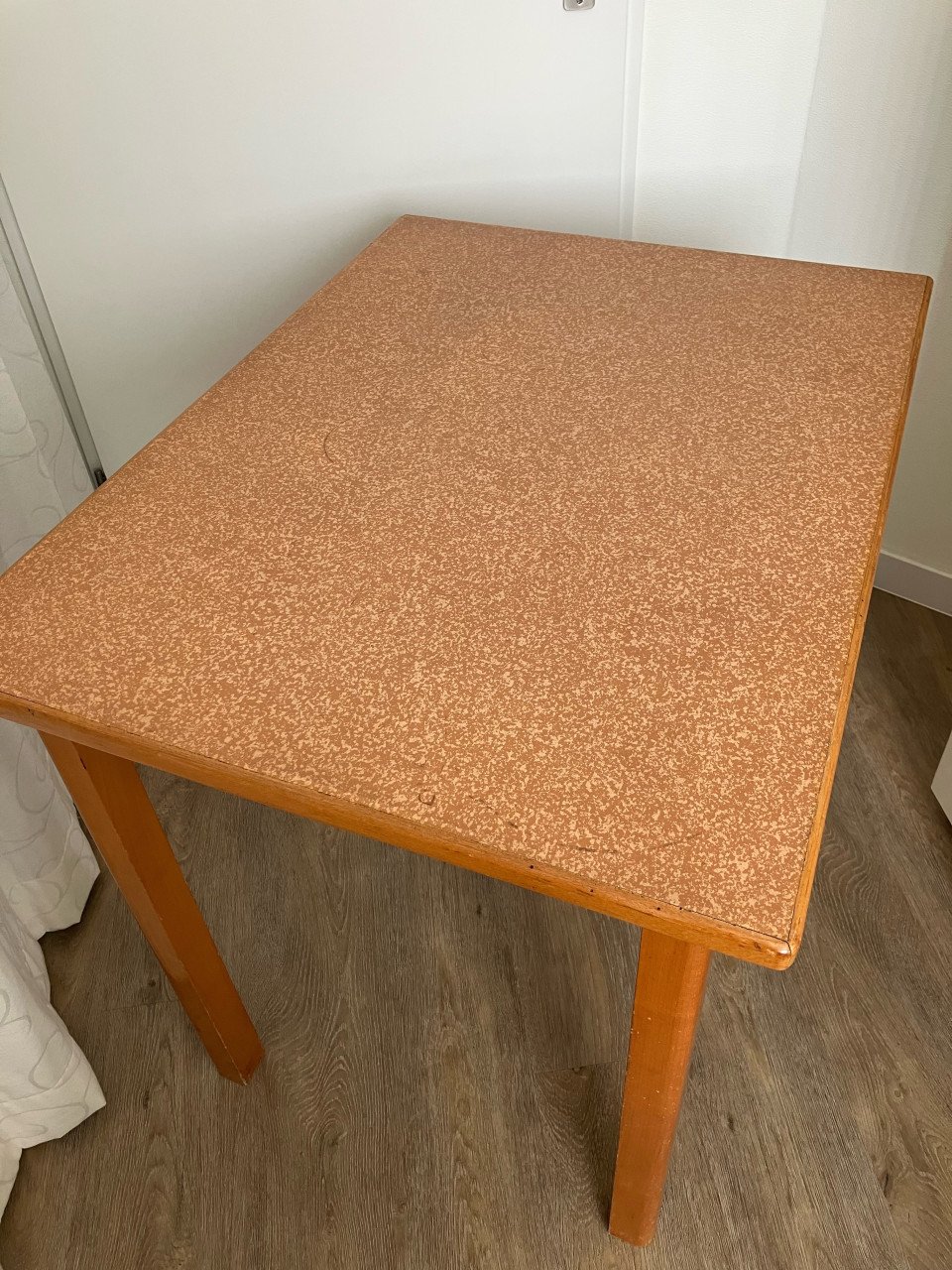 Vintage houten keukentafel met dessin tafelblad 90x66x74, jaren